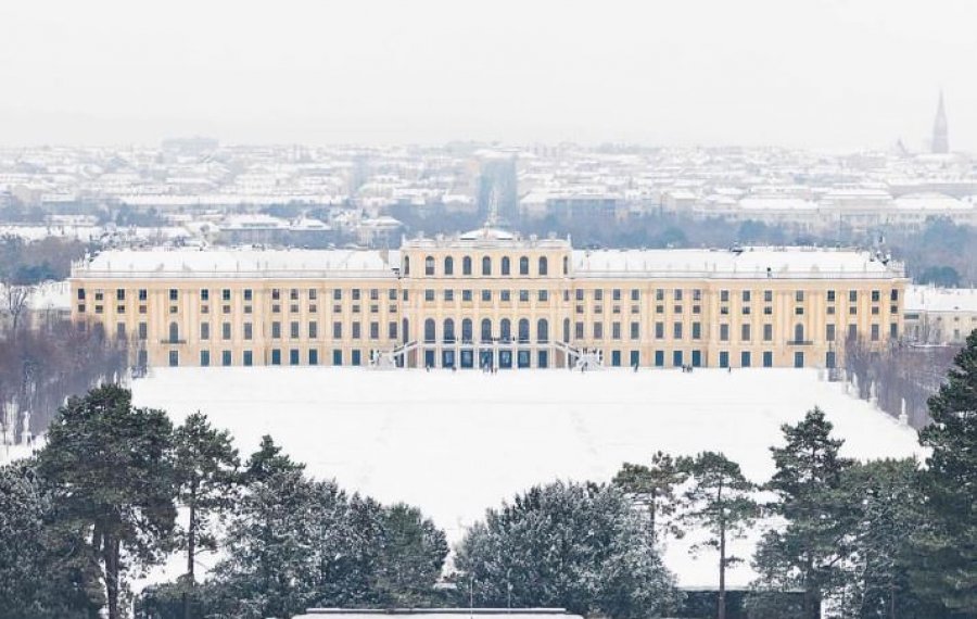 Bora mbulon Pallatin Schonbrunn në Vjenë