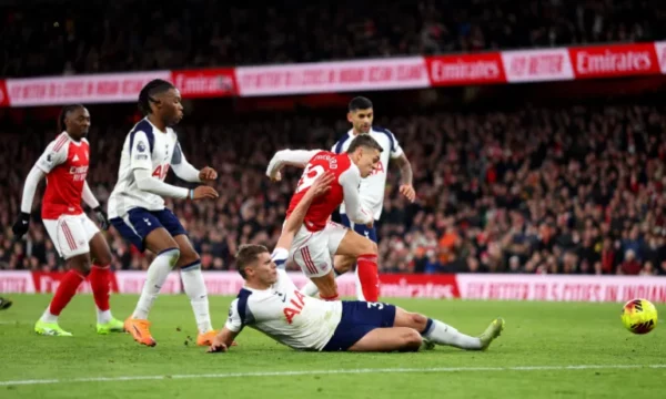 Arsenali po fiton 2-0 ndaj Tottenhamit, pas pjesës së parë