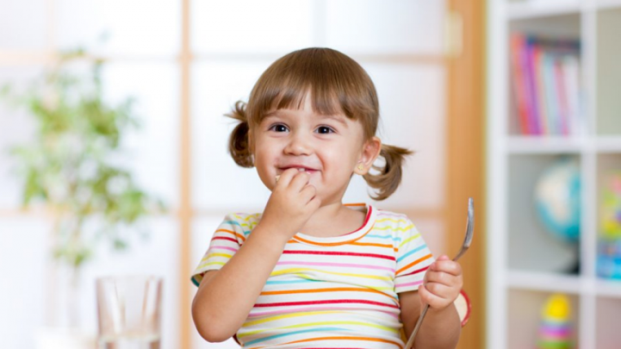 Ushqimet që nuk duhet dhënë fëmijëve tuaj asnjëherë