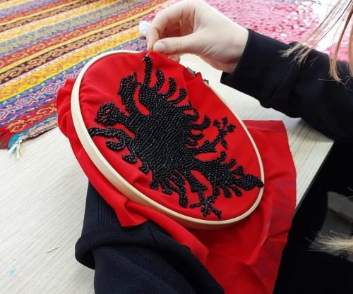 Rama nis mëngjesin me foto të qëndisjes së flamurit kuqezi nga duart e fëmijëve