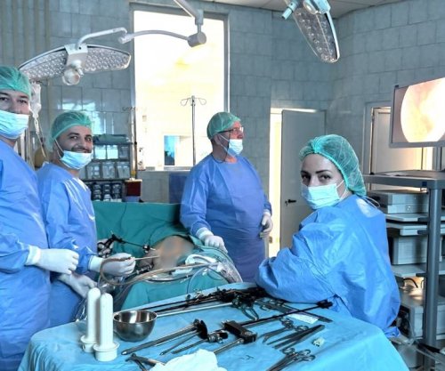 I hiqet cisti rreth 20 centimetra një pacienti me laparoskop në Spitalin e Pejës