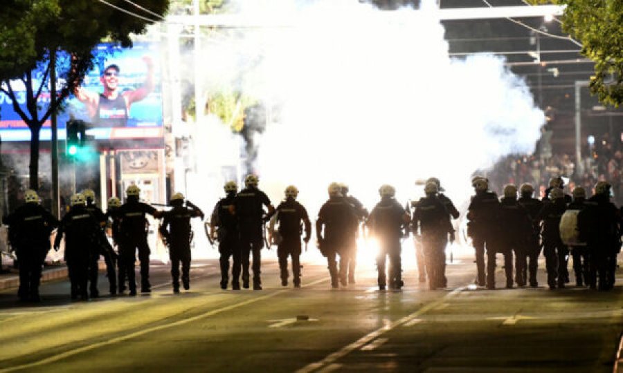 E përditshmja austriake: Vuçiqi merr kontrollin e ushtrisë dhe policisë, njësoj siç bëri dikur Millosheviqi