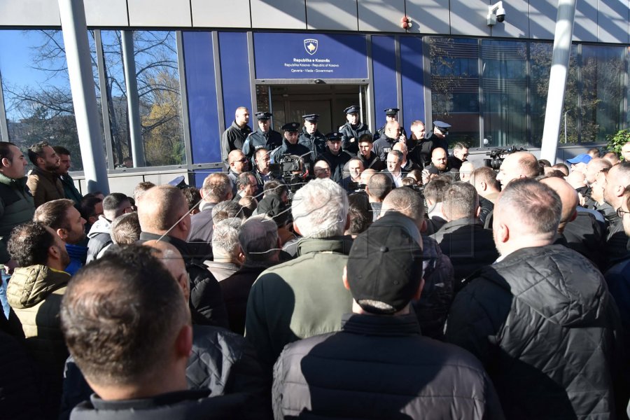 Përfaqësuesit e transportuesve në takim me Muratin, pa Ramën