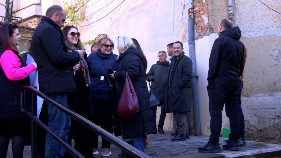 Rilind Gërvalla shihet në grevën e punëtorëve të RTK-së