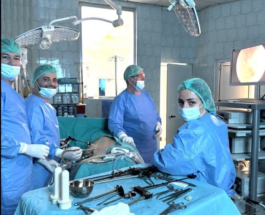 I hiqet cisti rreth 20 centimetra një pacienti me laparoskop në Spitalin e Pejës