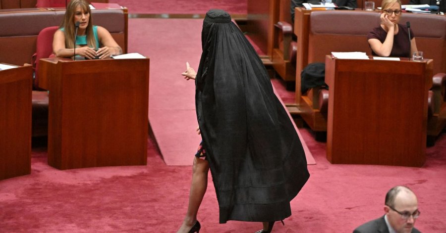 Senati i Australisë pezullon senatoren që hyri me burka në Parlament
