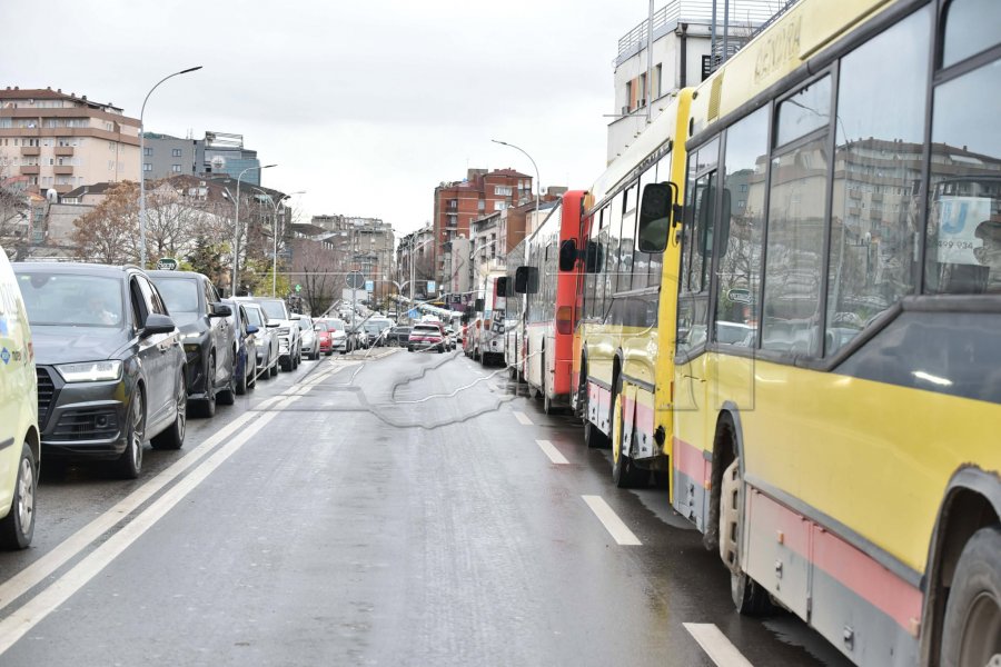 Operatorët privatë të prerë: Nuk i largojmë autobusët