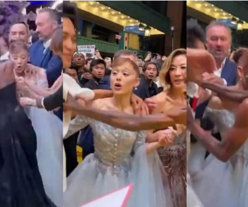 Burri që kapi për krahu  Ariana Granden në premierën e filmit është dëbuar nga Singapori