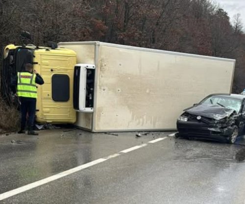 Aksident në Llaushë të Skenderajt, rrokulliset  kamioni pasi u përplas me një veturë 