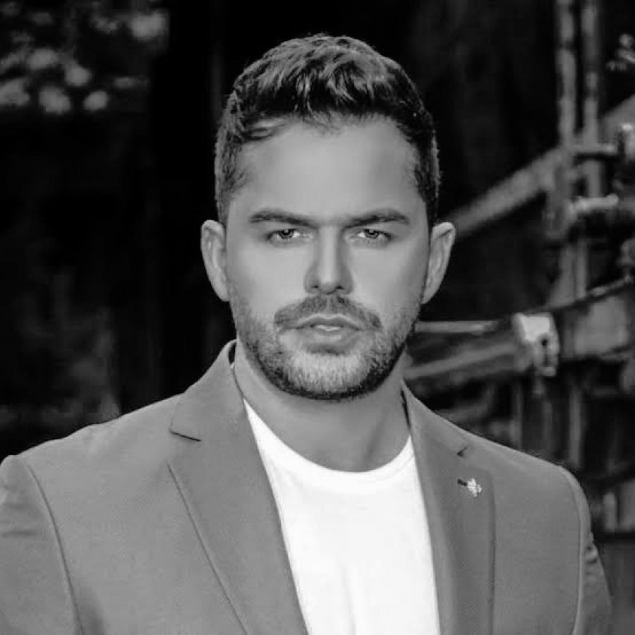 Vdes këngëtari Shpat Kasapi