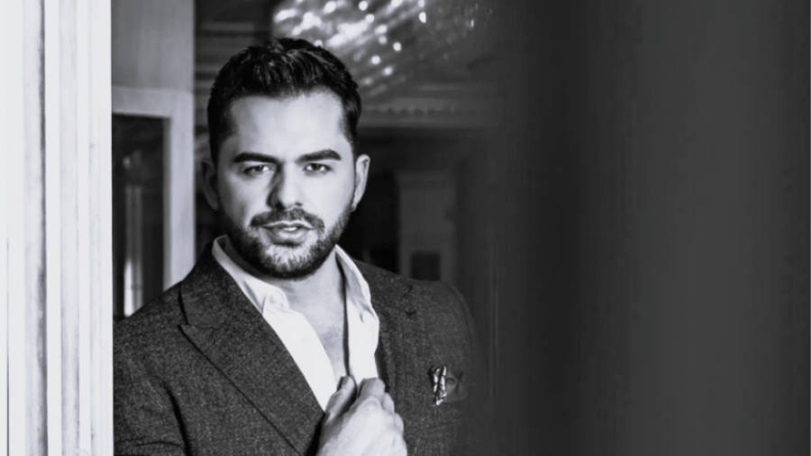 Shpati do prehet dy hapa larg babait të tij!