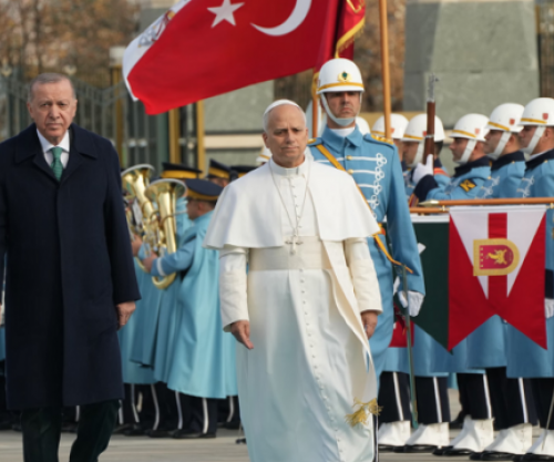 Papa Leo mbërrin në Turqi, pritet nga Erdogani