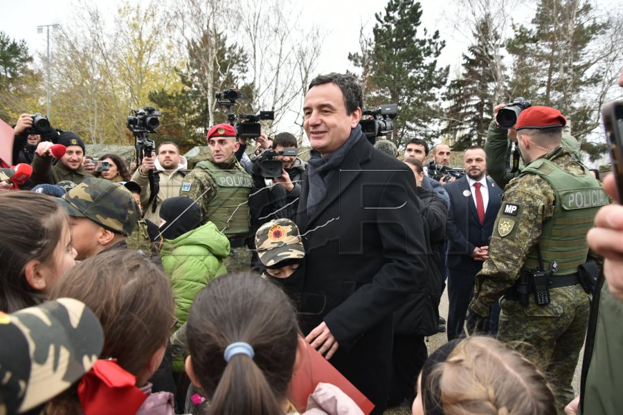 “A po fitojmë pa balotazh?”, fëmijët ngacmojnë Kurtin gjatë vizitës në Kazermën e FSK-së