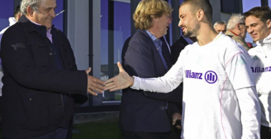 Legjenda Platini i shkon në stërvitje Juventusit, kështu e pritën Zhegrova me shokë