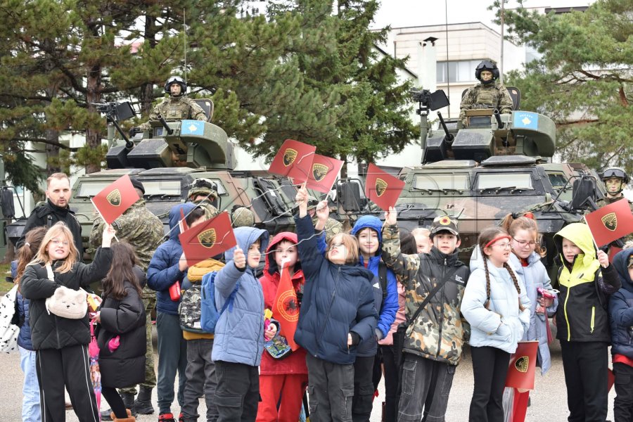 Nxënësit në kazermën “Adem Jashari” pyesin ushtarët: “a frikësoheni nga lufta?”