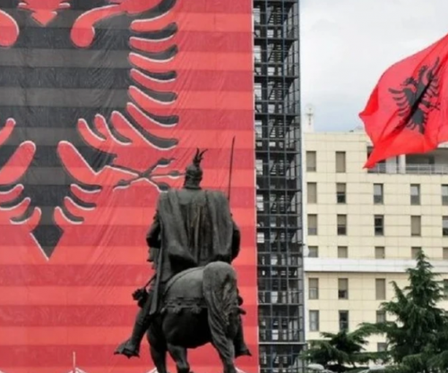 Nxiti urrejtje me postime fyese për flamurin, Gjykata e Tiranës i jep dy vjet burg 33-vjeçarit nga Kosova