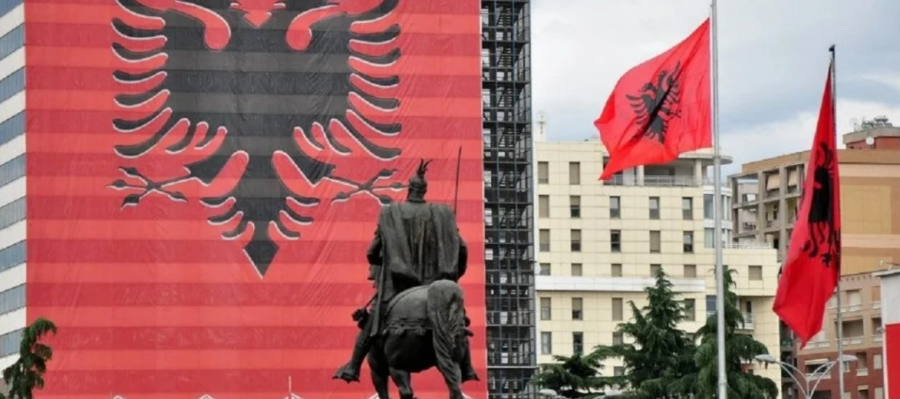 Nxiti urrejtje me postime fyese për flamurin, Gjykata e Tiranës i jep dy vjet burg 33-vjeçarit nga Kosova