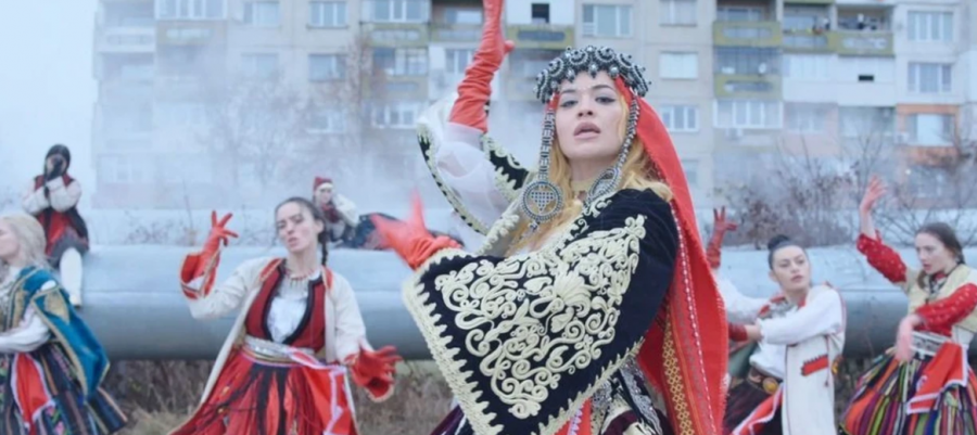 “Urime nanë”, Rita Ora shkruan në shqip për Festën e Flamurit dhe ditëlindjen e gjyshes