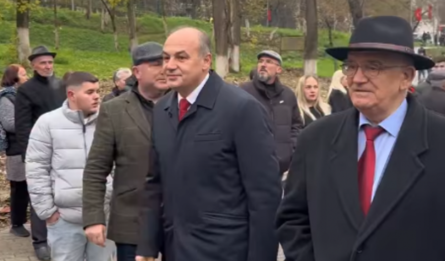 Përurohet shtatorja e Tahir Sinanit në Prizren, Hoxhaj: Nderim për rrënjët dhe sakrificën kombëtare