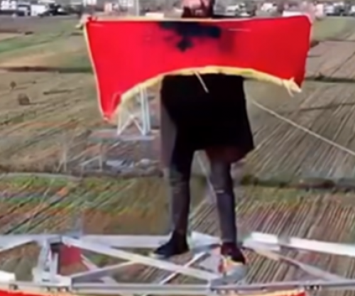 I riu rrezikon jetën për të festuar 28 Nëntorin, ngjitet në shtyllë të tensionit të lartë për ta vendosur flamurin