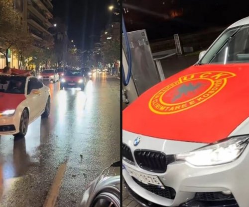 Shqiptarët festojnë në Selanik, mediat greke i japin fokus flamurit të UÇK-së [video]