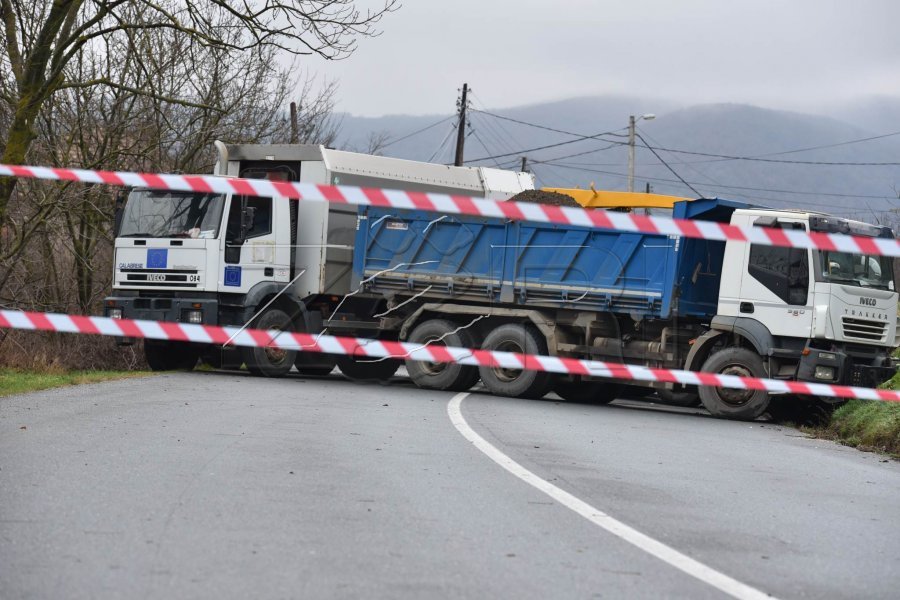 Bllokuan rrugën me kamion në Zubin Potok, policia interviston dy persona