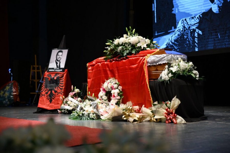 Mijëra qytetarë i japin lamtumirën e fundit Shpat Kasapit