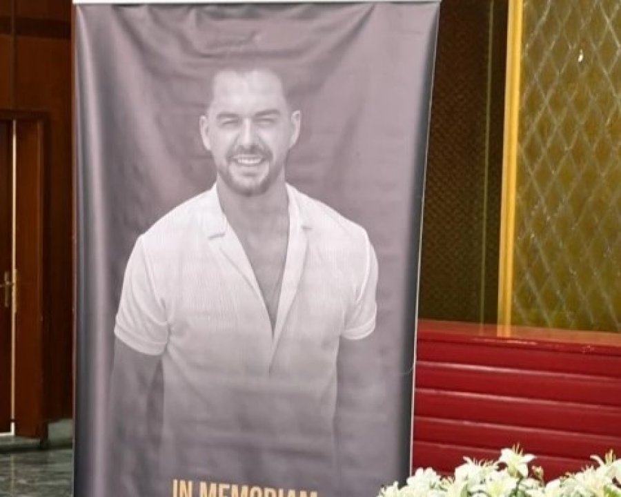 “Mbi tre mijë njerëz për ty”, aktori Rezart Veleshnja prek me lamtumirën për Shpat Kasapin