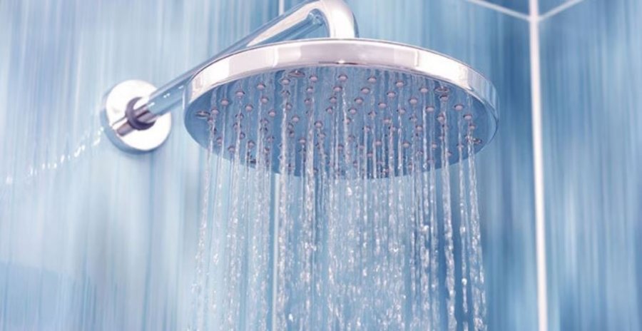 A është më mirë të bësh dush në mëngjes apo në mbrëmje?