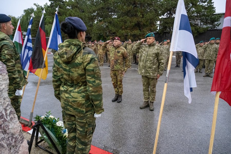 Tranzicioni i komandantëve, KFOR-i inauguron mburojën dhe ngrit flamurin