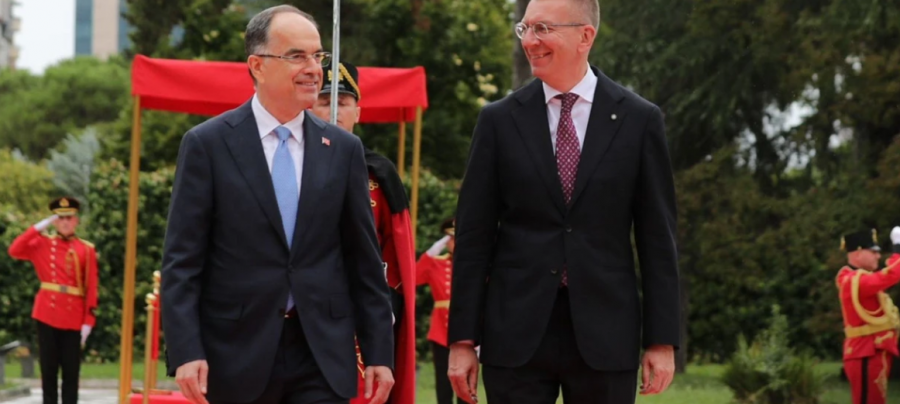 Begaj pas takimit me homologun letonez: Trupat letoneze në KFOR, dëshmi e solidaritetit të ndërsjellë