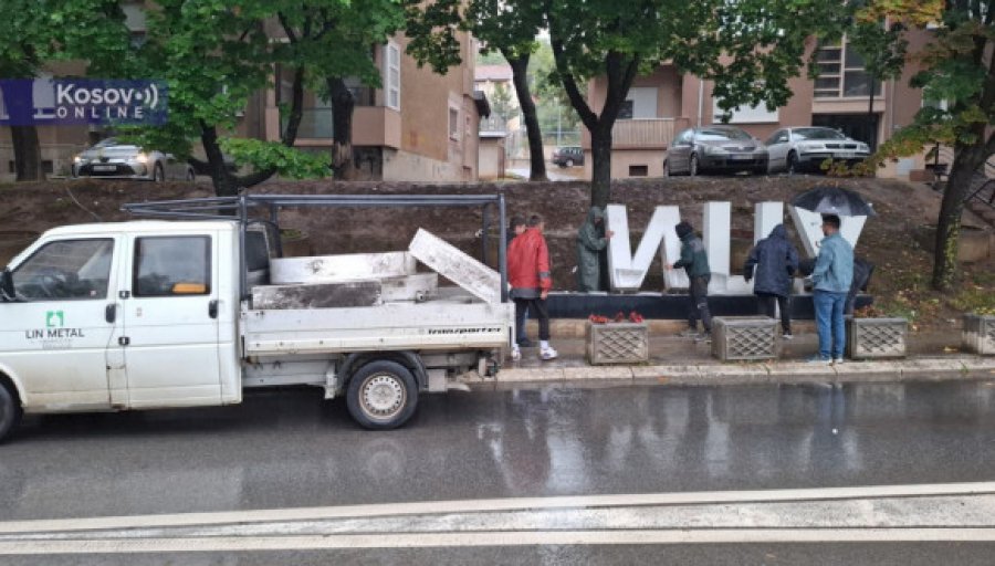 Në veri të Mitrovicës, largohet shkrimi në cirilik “E dua Mitrovicën”