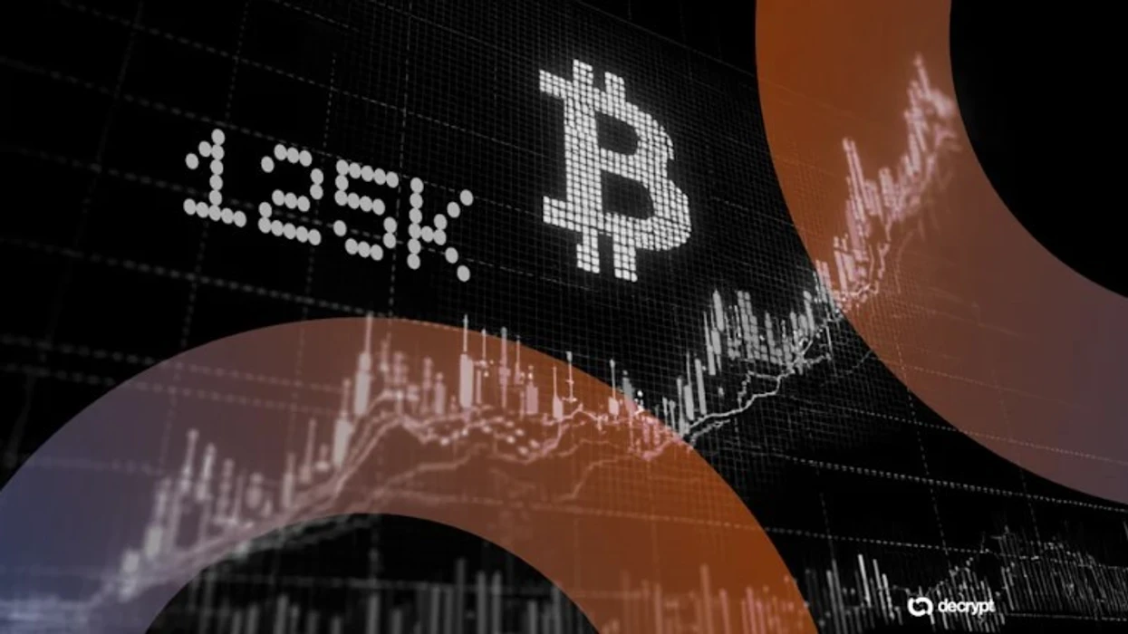 Bitcoin arrin çmimin e ri historik mbi 125,000 dollarë