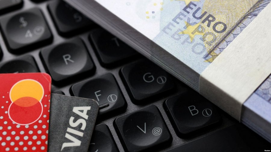 Rritja e kamatave nga bankat, alarmojnë ekspertët: Bizneset dhe qytetarët po goditen rëndë