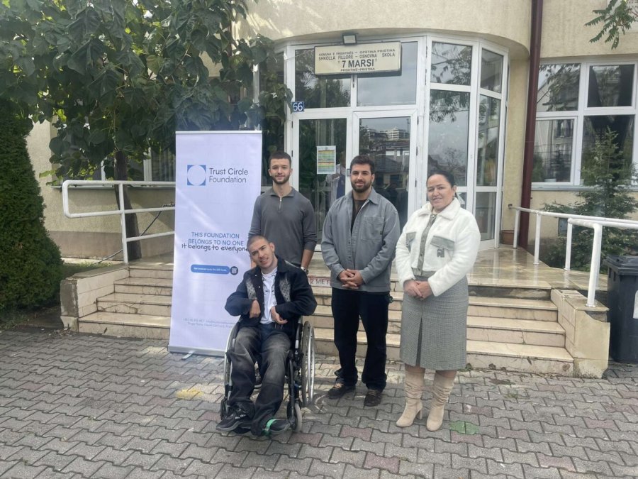 Përurohet pjerrina e tualeti i qasshëm në shkollën “7 Mars” në Prishtinë