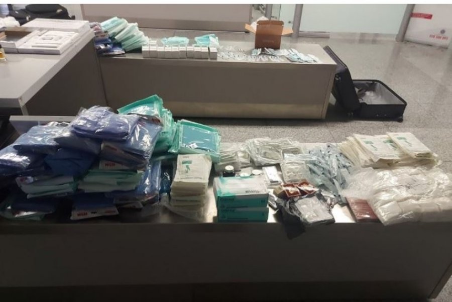 Ndalohen pajisje për transplant të flokëve në Aeroportin “Adem Jashari”