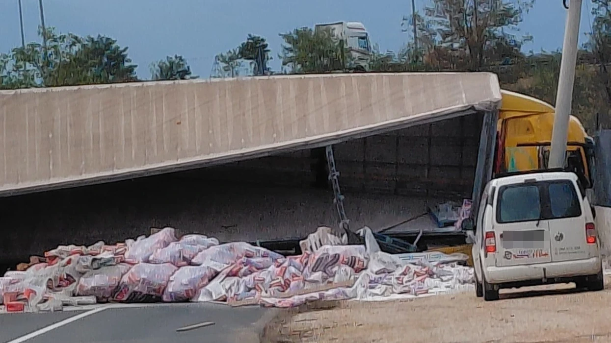 Kamioni rrokulliset në autostradën e Prizrenit, bllokohet trafiku
