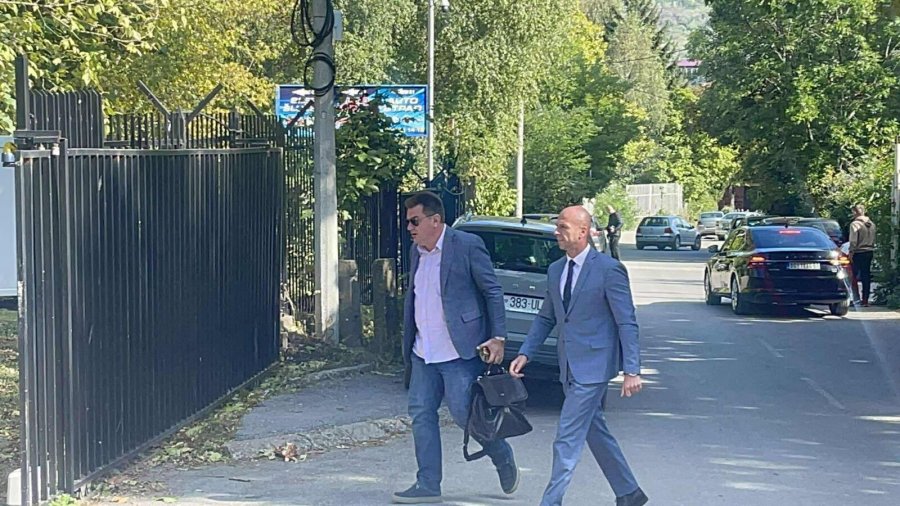 Sulmi ndaj gazetarëve në Leposaviq, Simiqi arrin në Gjykatë