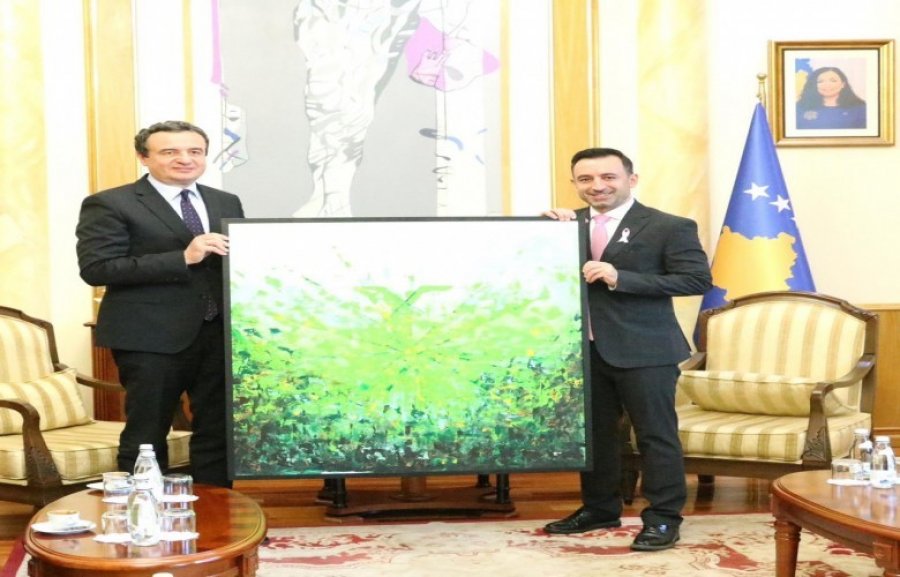 Kurti viziton Bashën, i dhuron pikturën e Rexhep Selimit