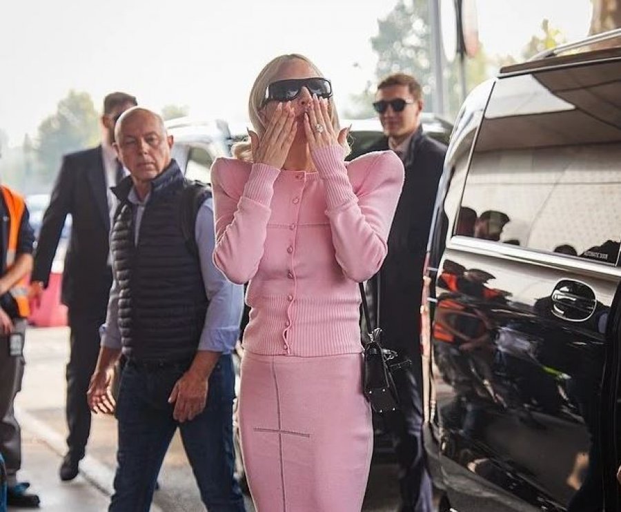 Lady Gaga mahnit në Milano me kostumin rozë dhe unazën e saj të fejesës
