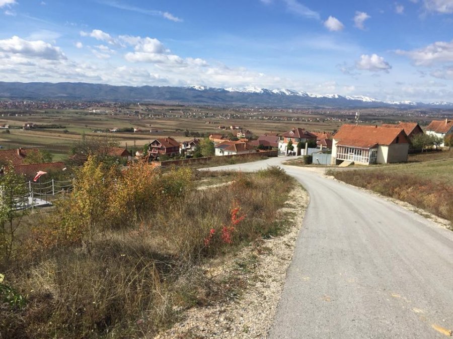 “Jemi anashkaluar” – Fshati Ballovc i Podujevës pa kanalizim e ndriçim publik