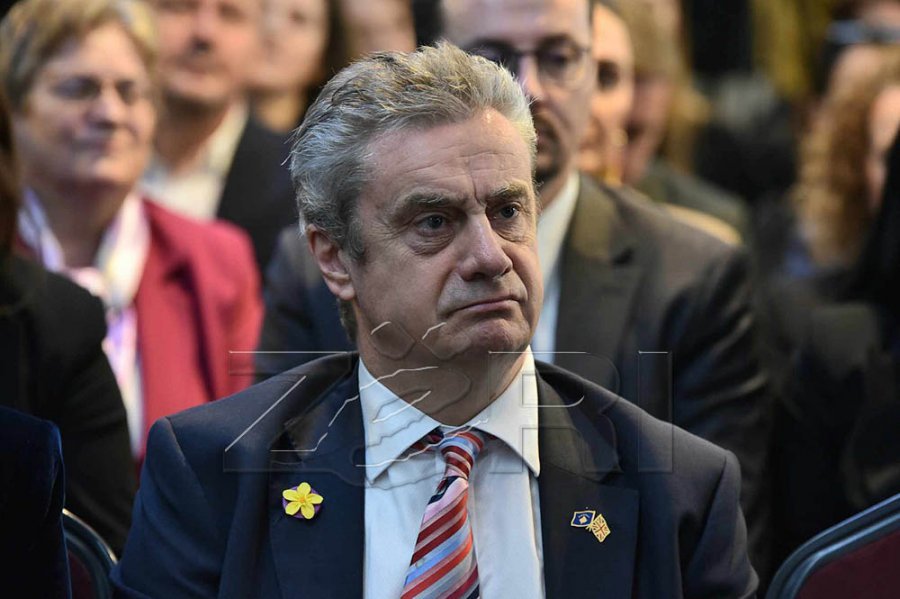 Ambasadori britanik Hargreaves viziton qendrat e votimit në veri të vendit