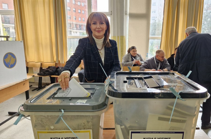 Ish-presidentja Atifete Jahjaga e hedh votën