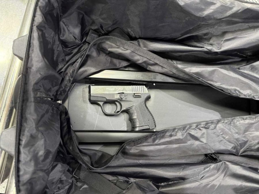 Policia gjen armë tek bagazhi i një femre në Aeroportin “Adem Jashari”