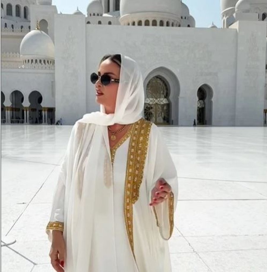 Ryva Kajtazi shfaqet me veshje tradicionale arabe në Abu Dhabi