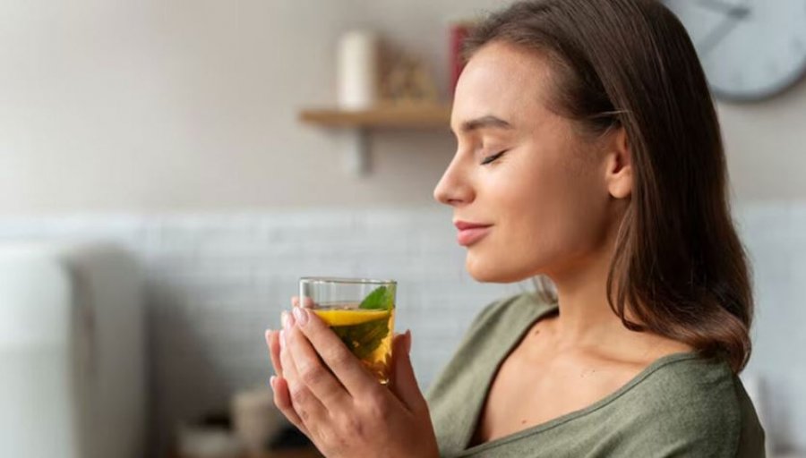 Pesë bimë që qetësojnë stomakun në mënyrë natyrale