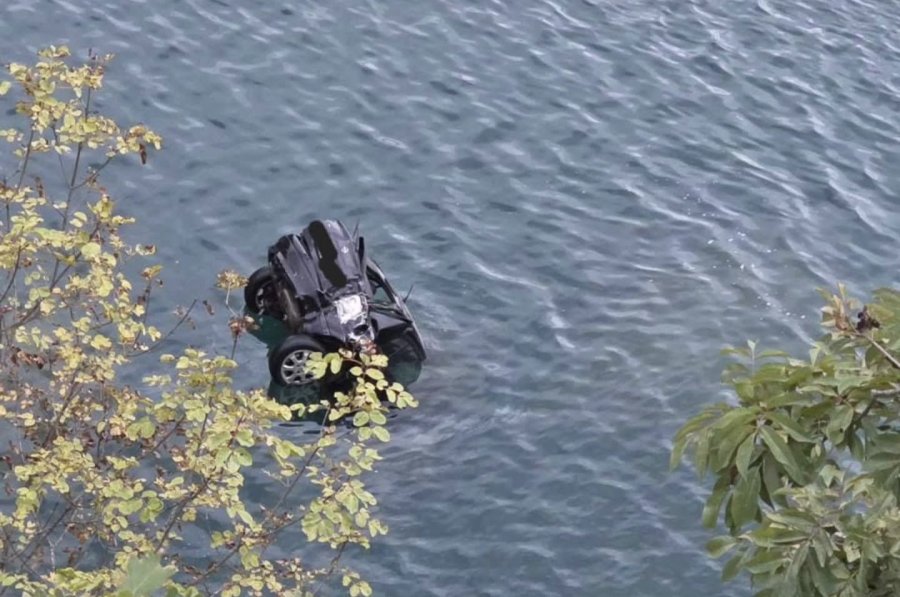 Të rinjëve u bie vetura në Ujman teksa bënin fotografi, kishin harruar ta tërhiqnin frenin