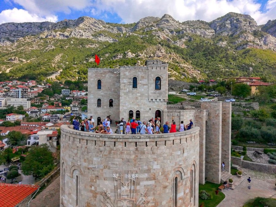 Rama publikon shifrat e vizitorëve në destinacionet kulturore dhe historike: Rritje për 57% krahasuar me një vit më parë