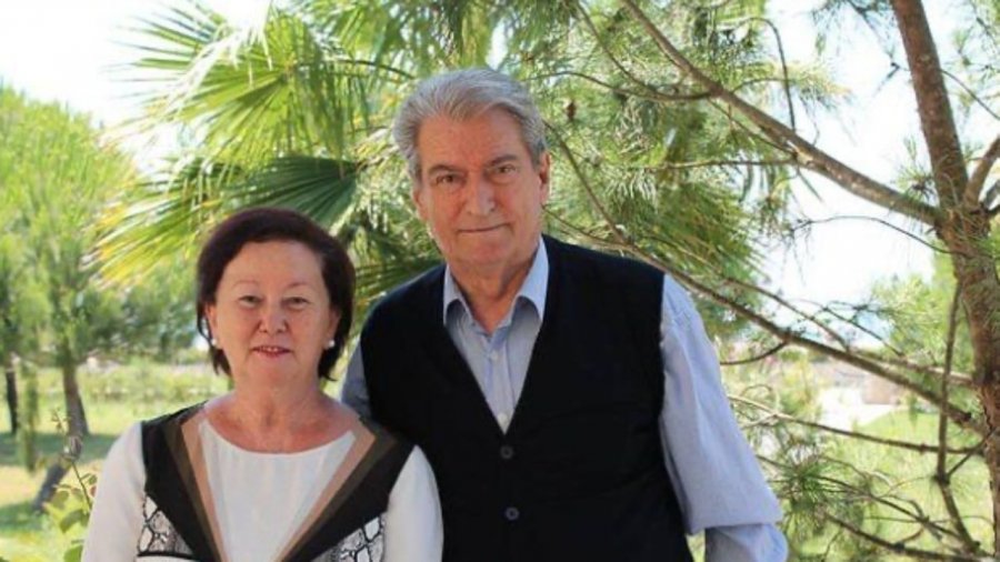 Sali Berisha feston sot 81-vjetorin e lindjes, ndan foton me bashkëshorten e tij