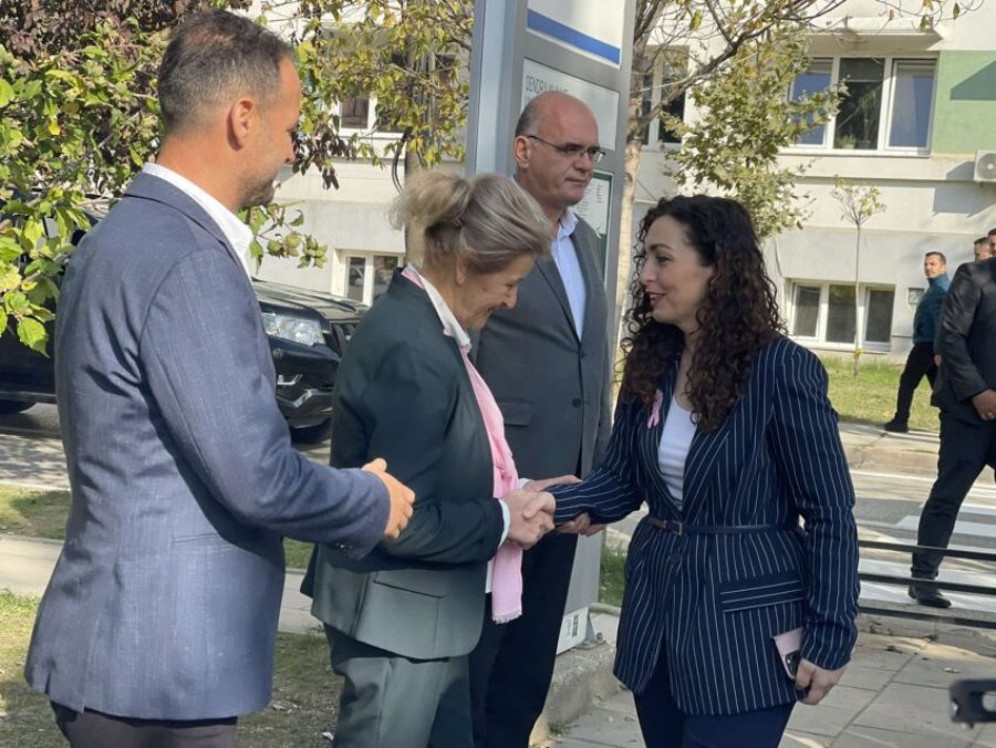 Presidentja Osmani dhuron proteza të gjirit për gratë me kancer